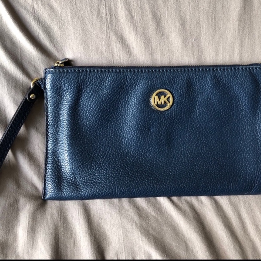 Mickael Kors Fulton navy clutch Wrislet
Size cm 25,14
